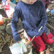 2023-24_08-09_naturspielwald_waldfüx_müsere_lehmfarbe (5)